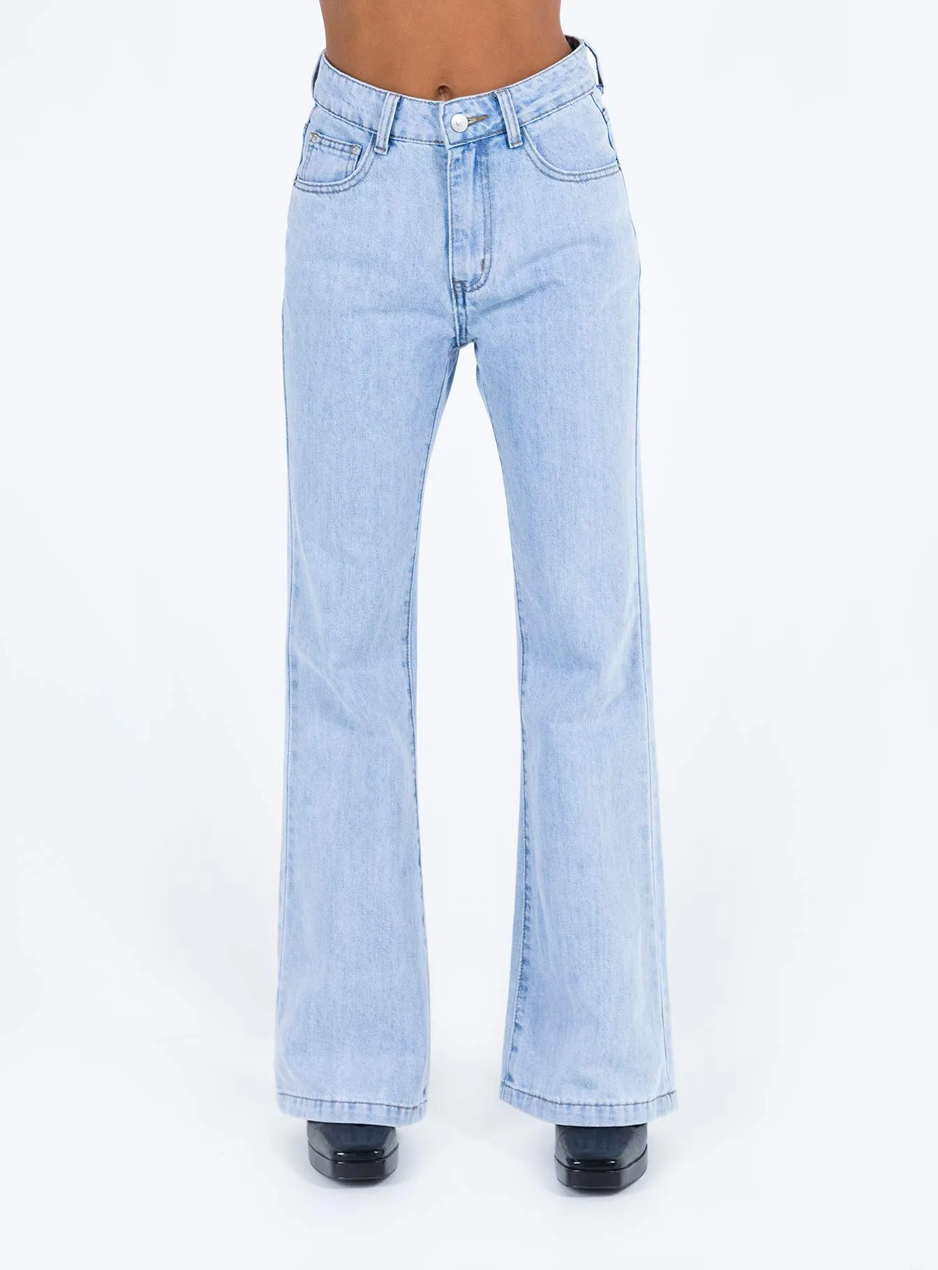 Zelkova Flared Jeans Mid Wash Denim Night Out City Walk Minimalist