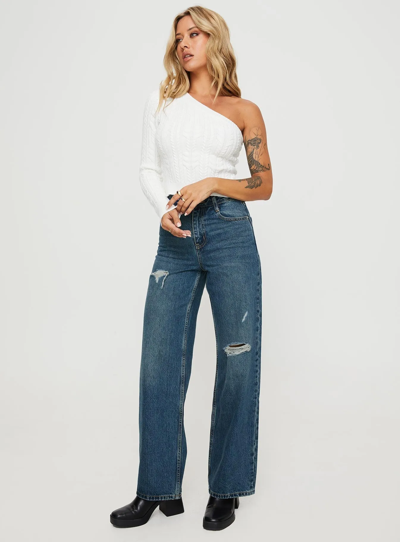 Youth Style Student Outfit Relaxed Cut Beetle High Rise Wide Leg Ripped Jeans Mid Wash