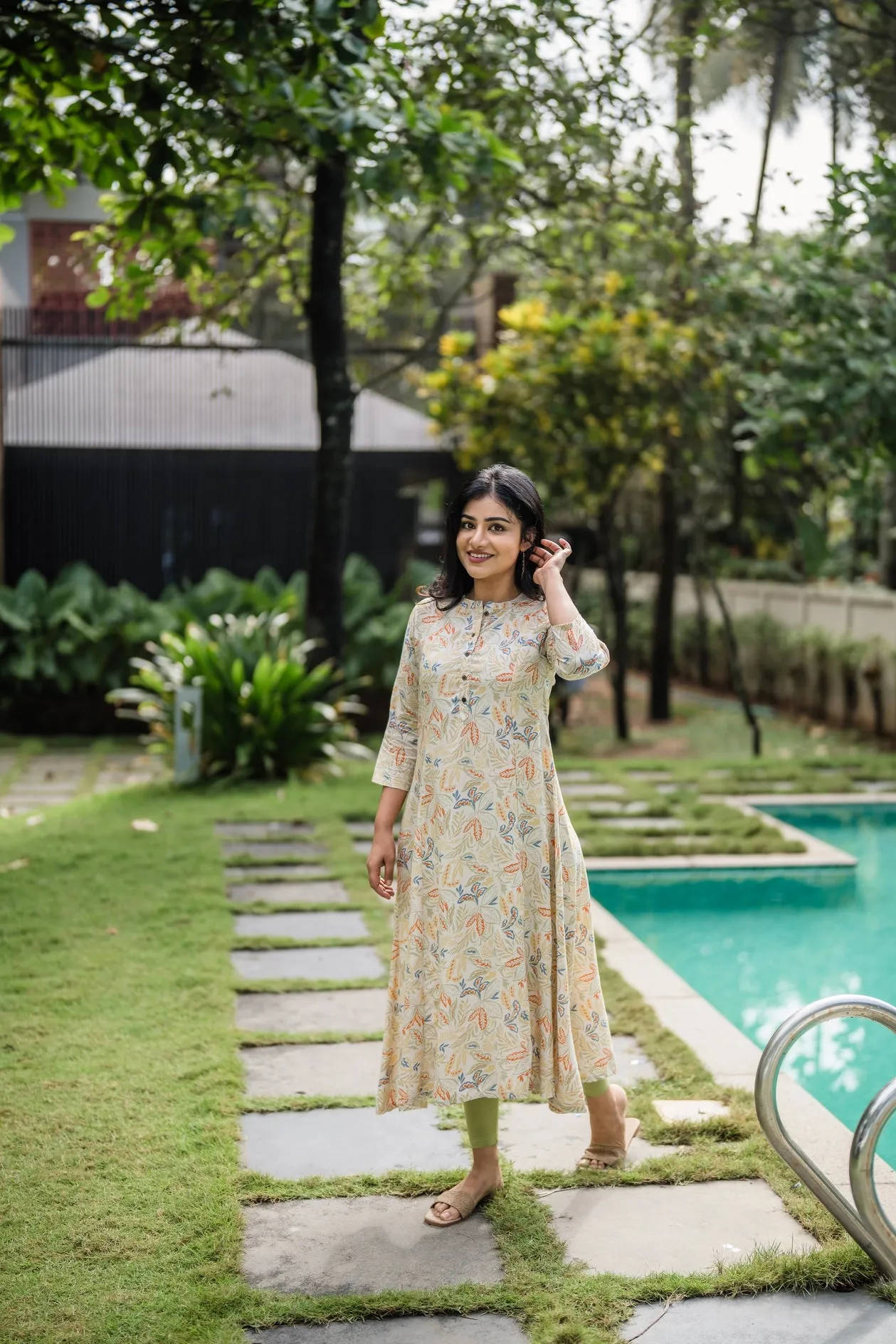 Chic Ensemble Beige and Leaves