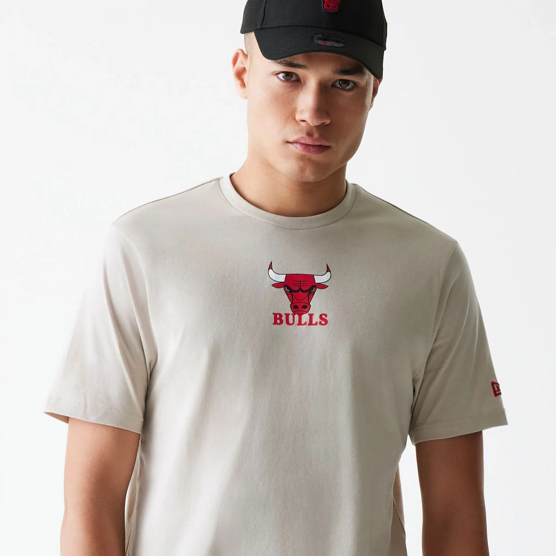 Chicago Bulls NBA Logo Cream T-Shirt Basic Wardrobe Piece