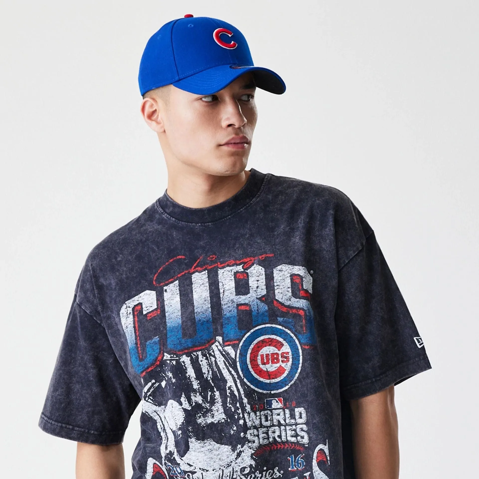 Trendy Look NeutralTonesCollection Chicago Cubs Sport Classic Black T-Shirt