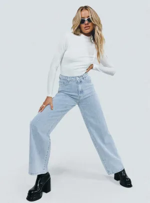 Willoby Wide Leg Jean Denim Relaxed Style Outdoor Enthusiast Evening Stroll Outfit Ready Style