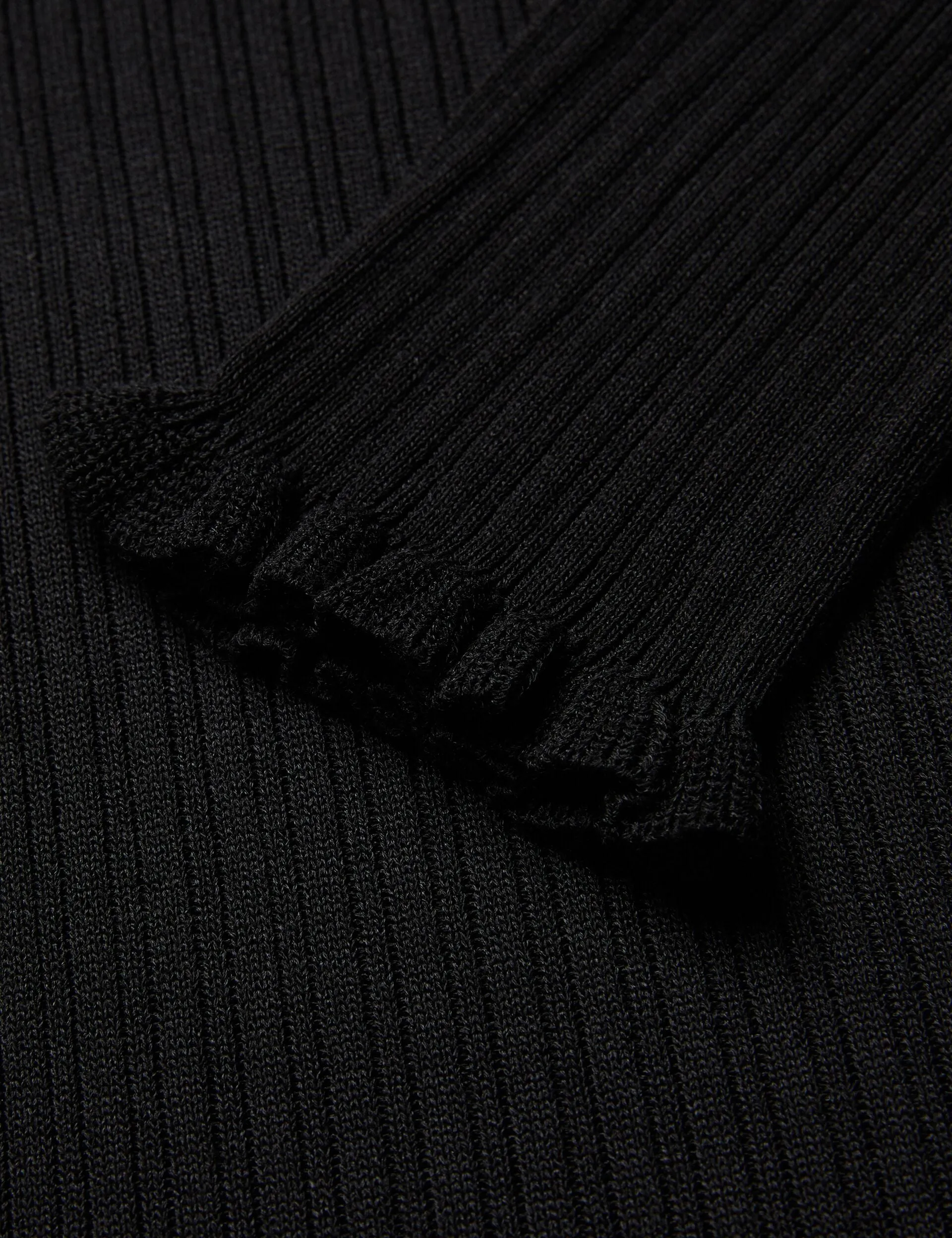 NonRestrictive Design FlexibleNeckline JANITTT | BLACK