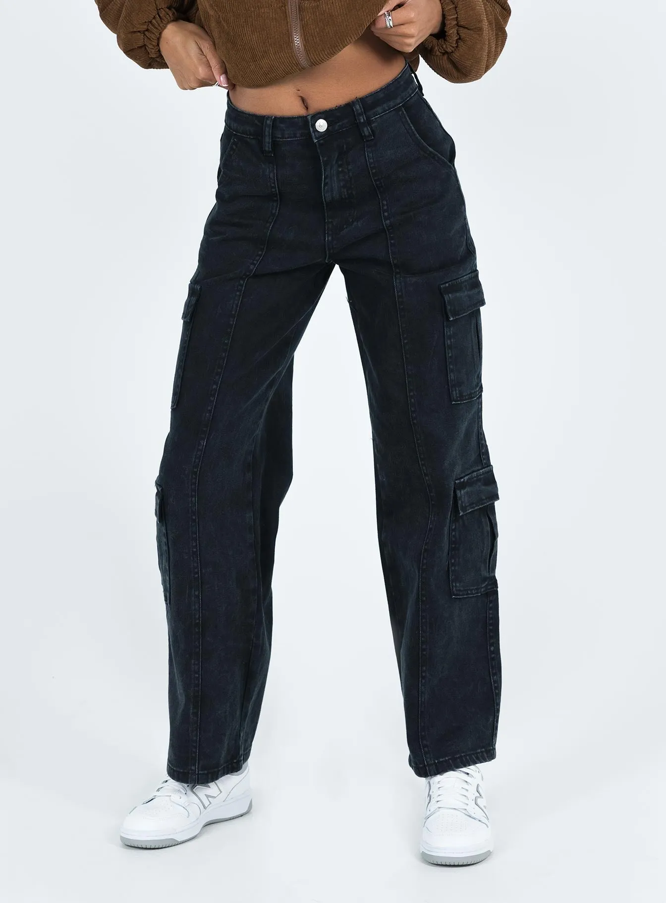 On-the-Go Look Perfect Length Design Nosita Cargo Jeans Black