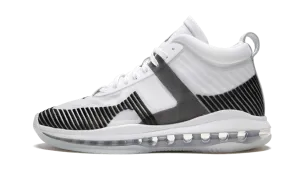 sleek - look group running shoes Lebron Icon QS "John Elliot"