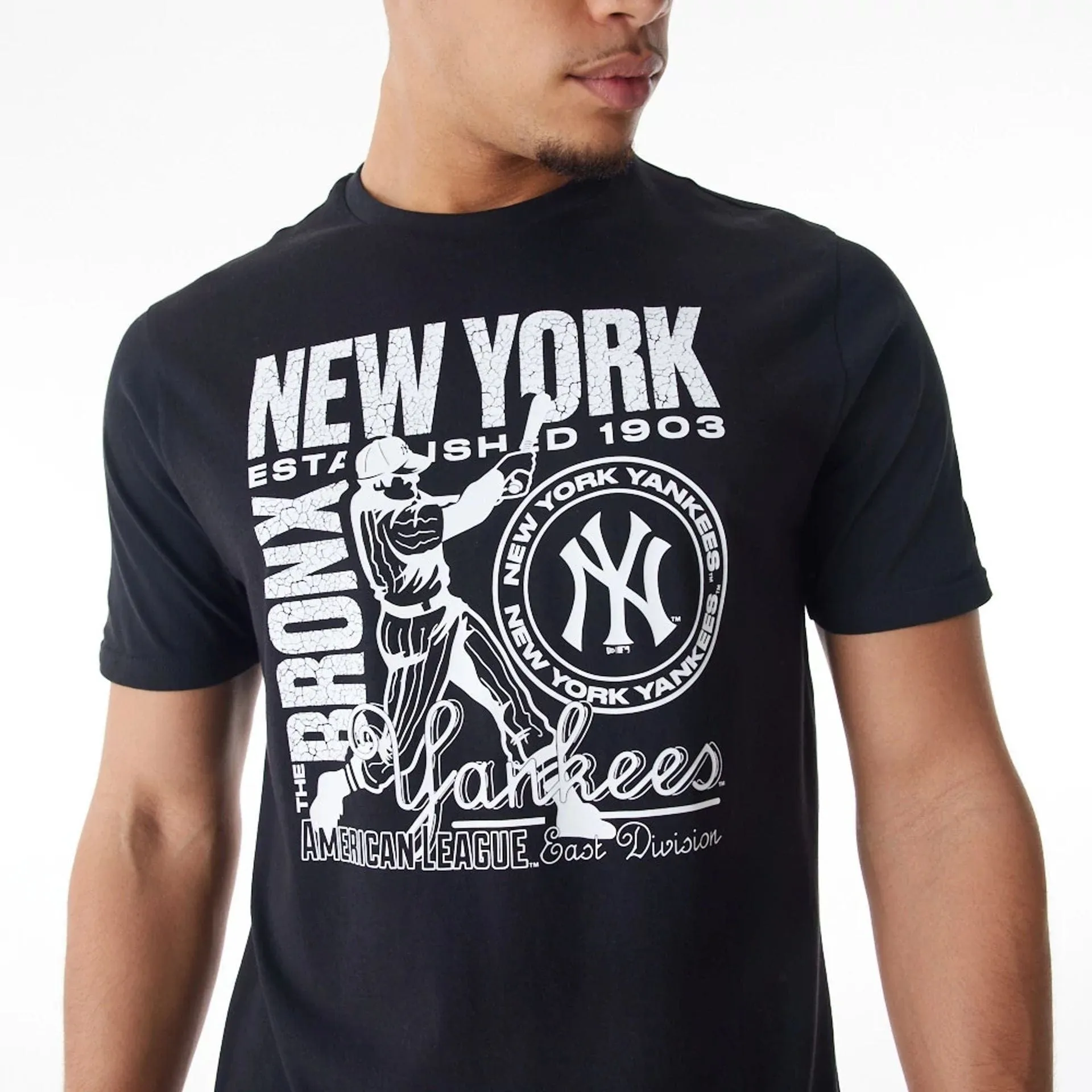 TemperatureRegulating New York Yankees MLB Distressed Graphic Black T-Shirt