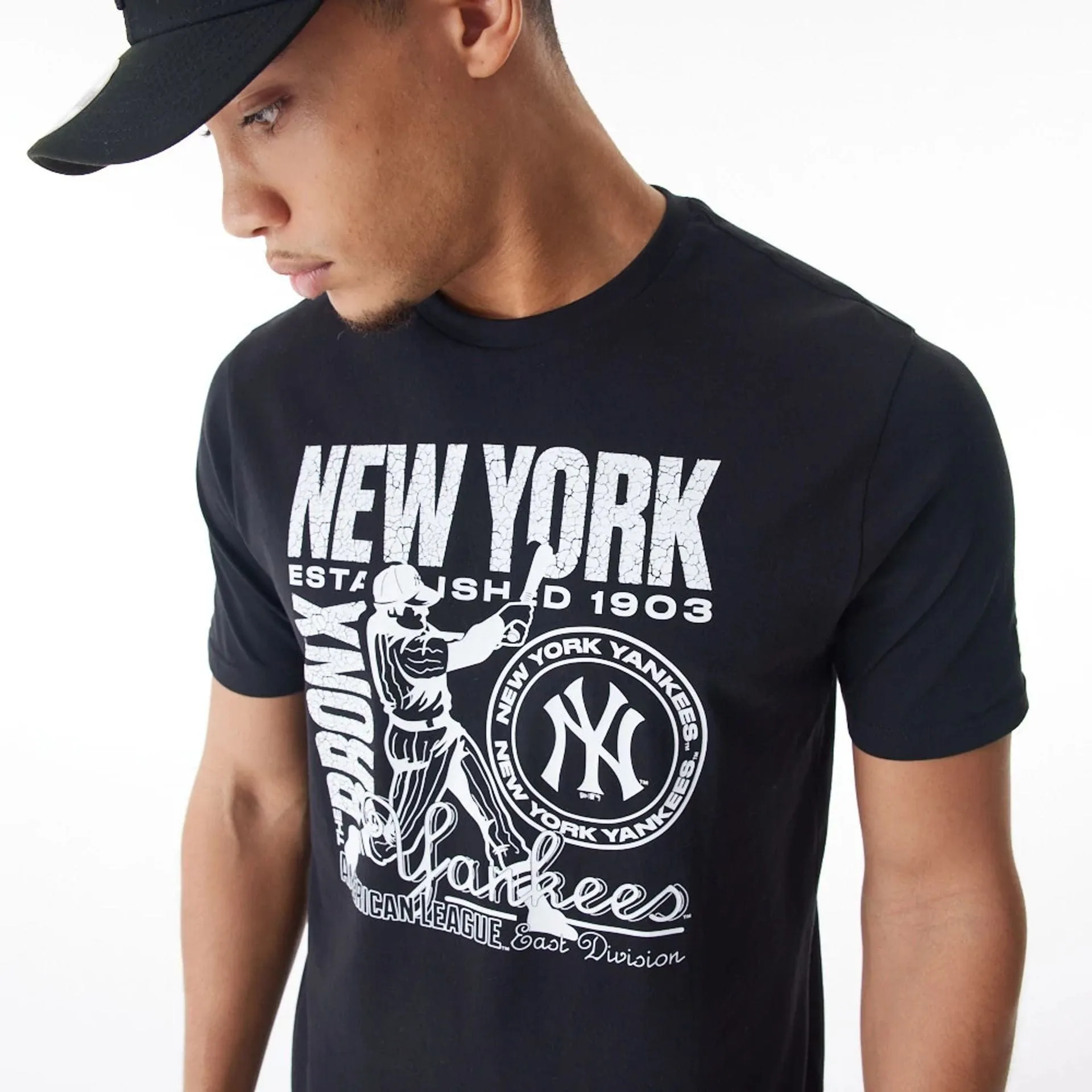 New York Yankees MLB Distressed Graphic Black T-Shirt Comfortable texture