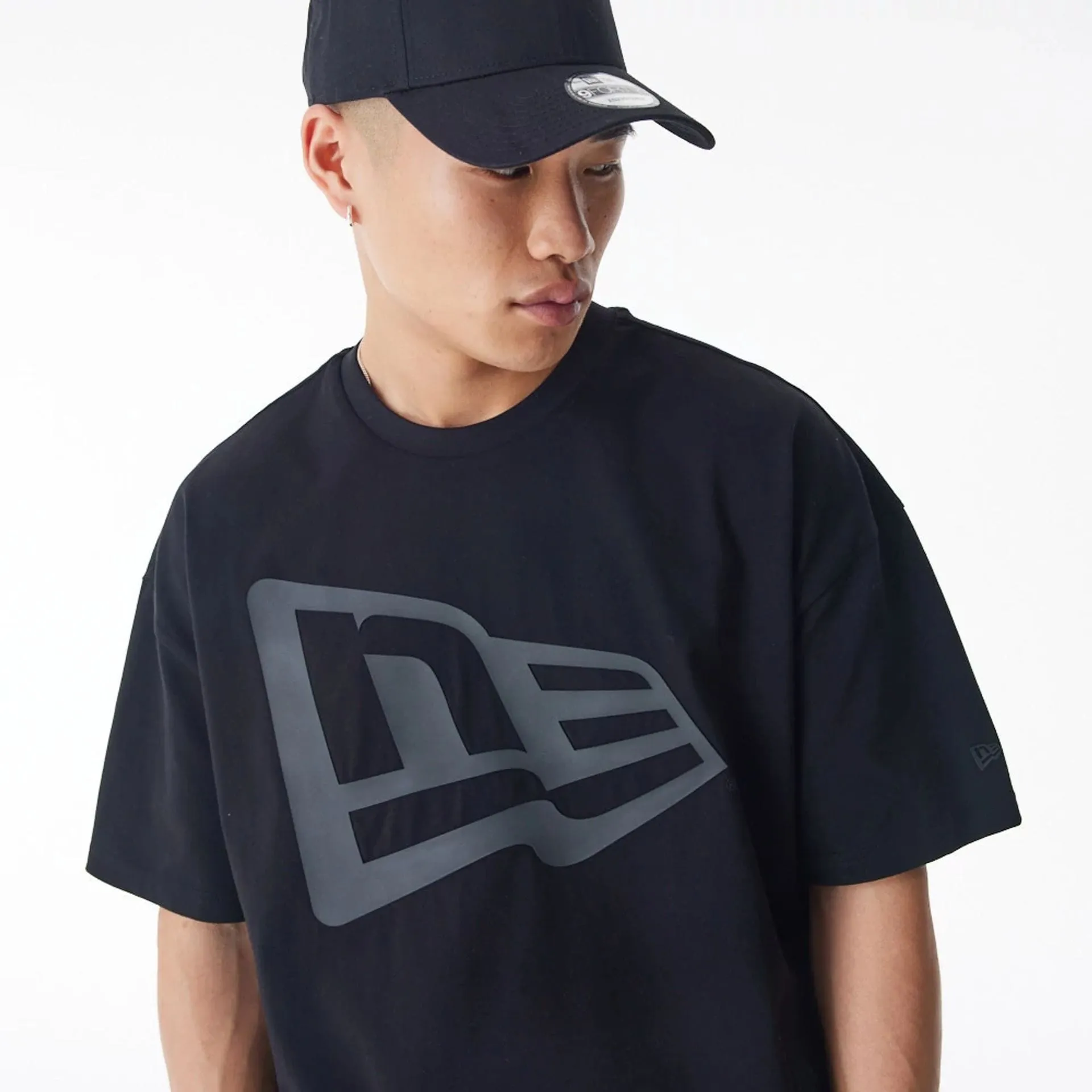Comfortable Layer Thermal Regulating Layer New Era Flag Black Oversized T-Shirt