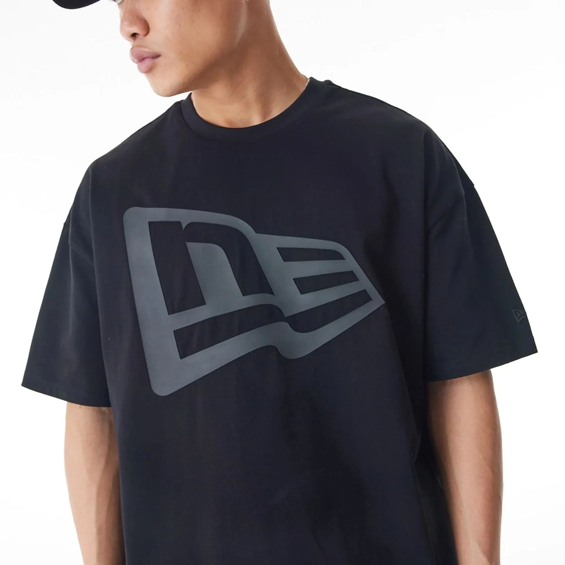 Chic and Cozy Wear Autumn Wear New Era Flag Black Oversized T-Shirt