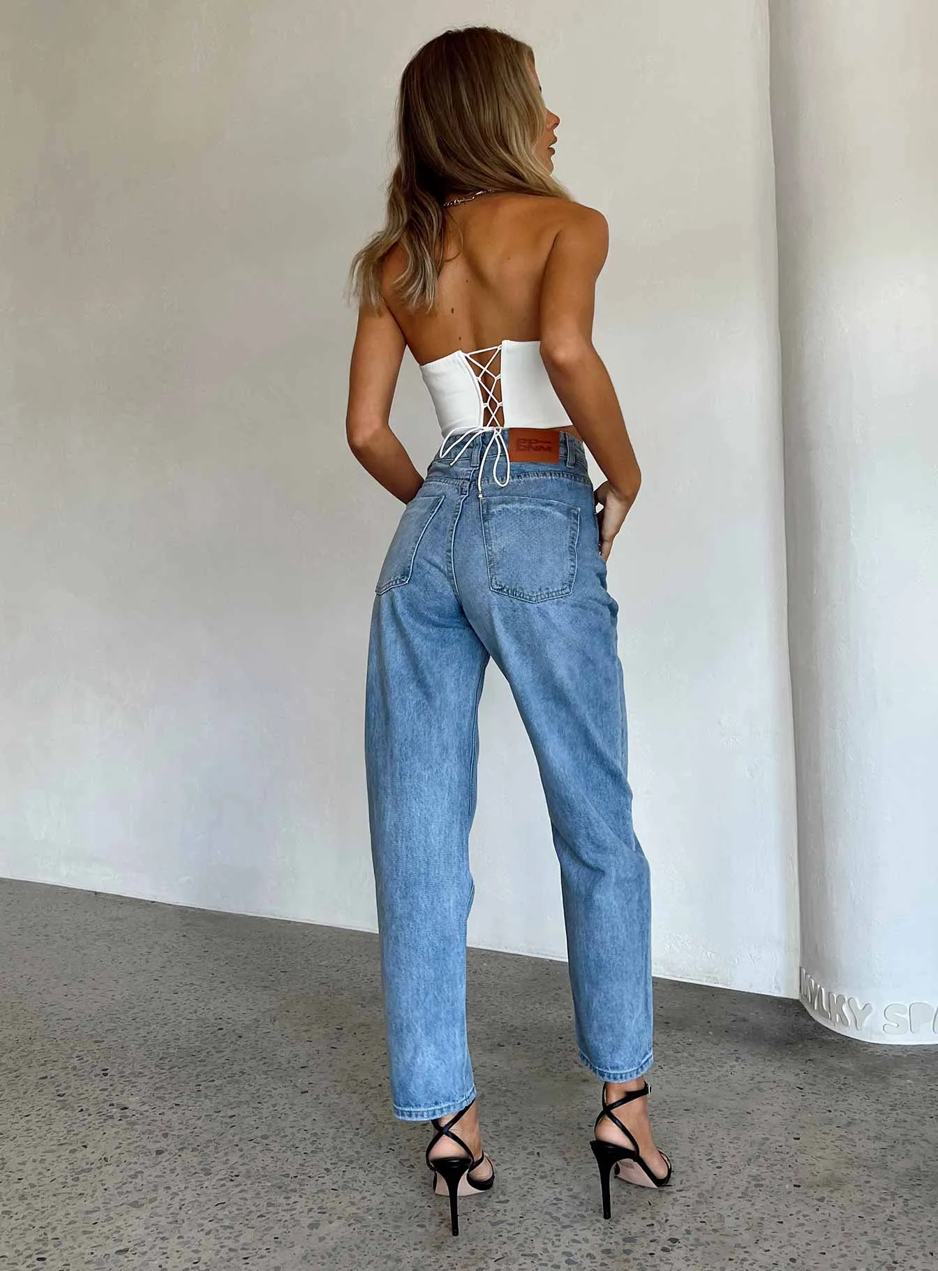 Leta Mid Wash Straight Leg Denim Jeans Sanded Seam Comfort Couple Look Office Wear