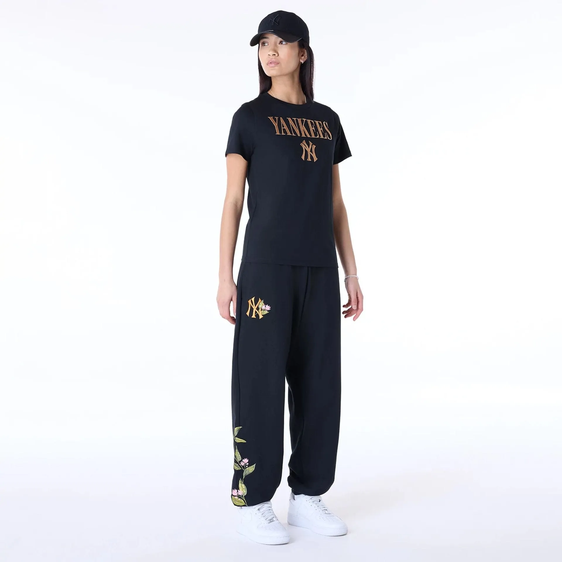 Relaxed and Comfy New York Yankees Womens MLB Black T-Shirt