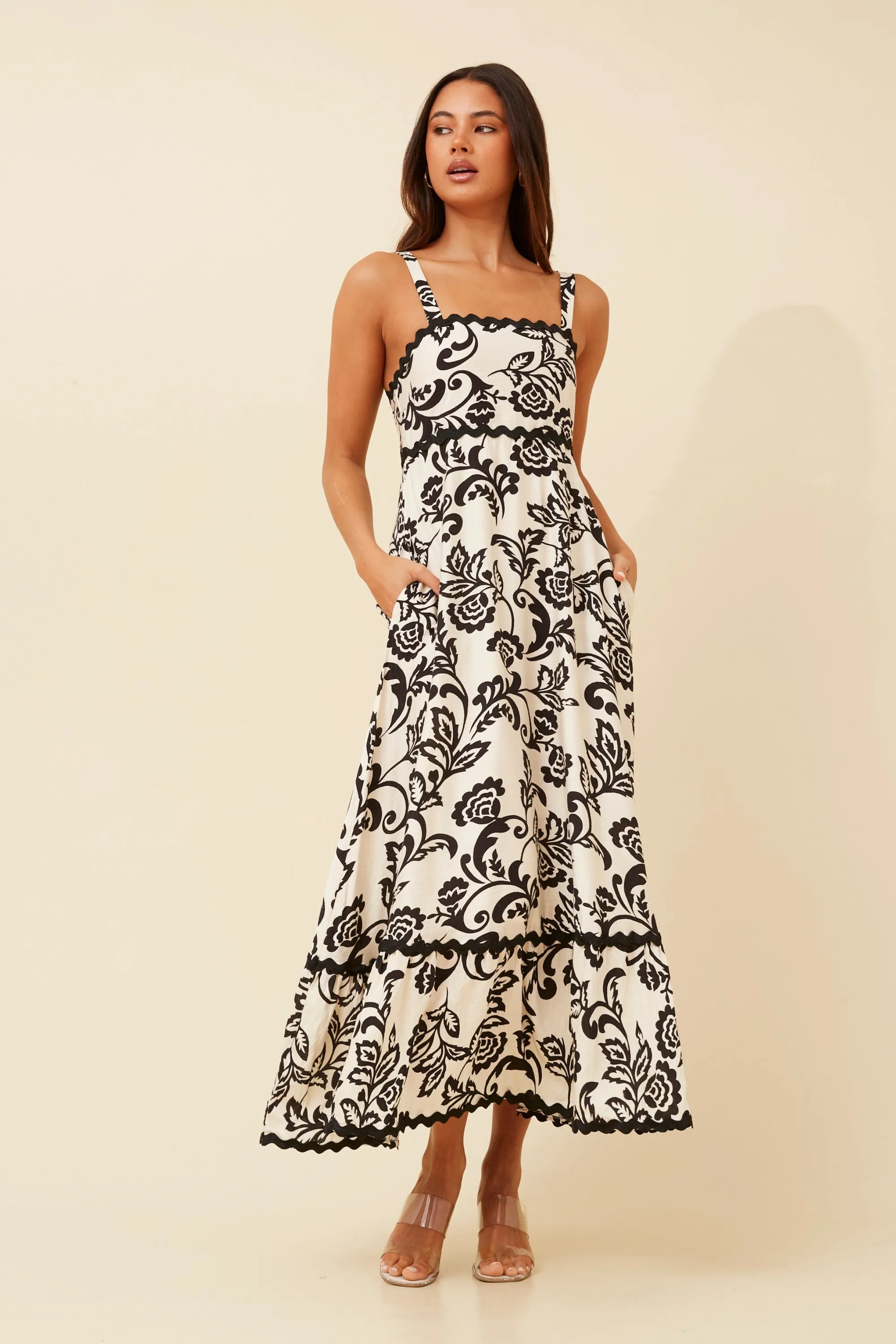 Urban Light Timeless Fit Look MAKENNA RIC RAC MAXI DRESS