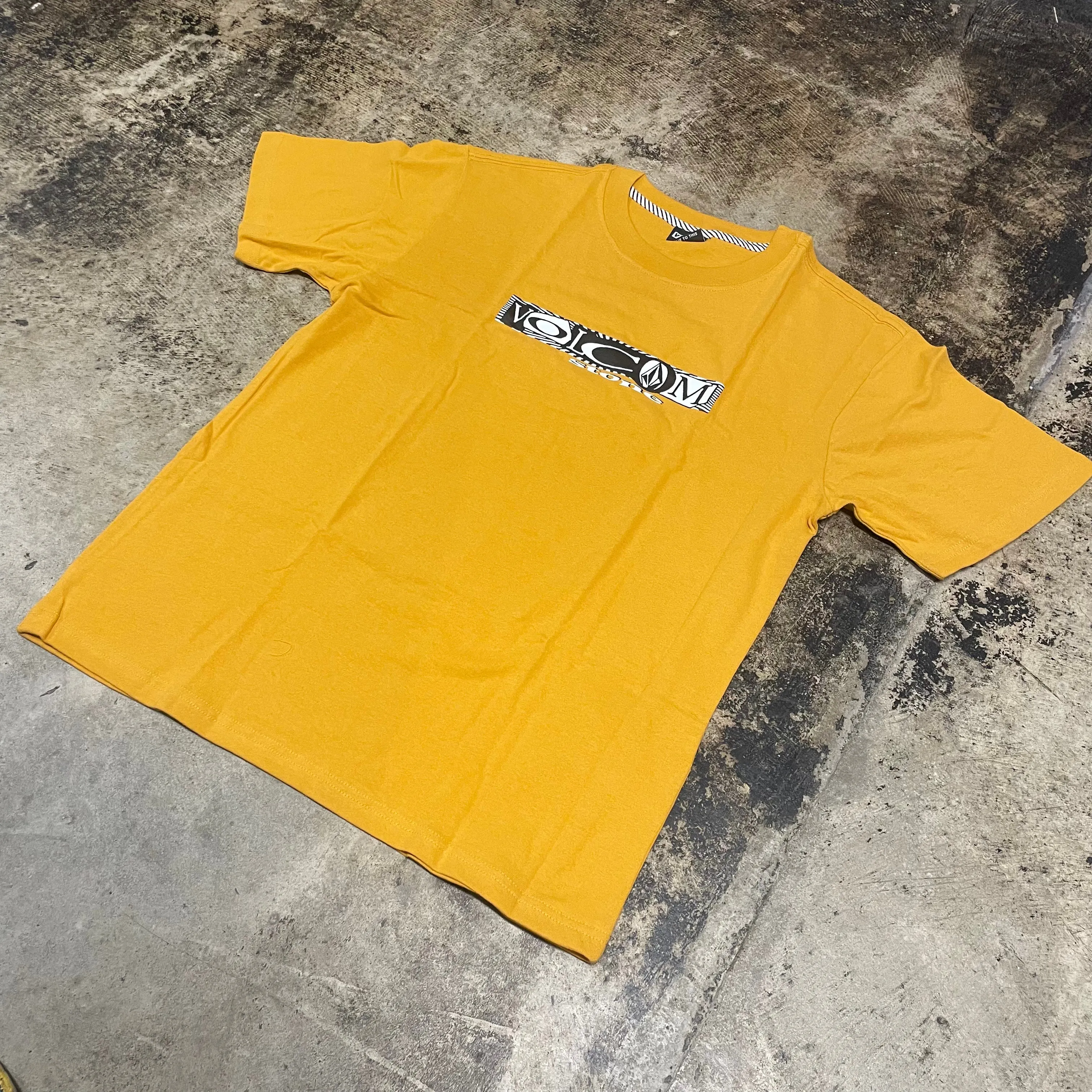 VOLCOM CRITTER TSHIRT (OLD GOLD) Tropical Glow Nordic Light