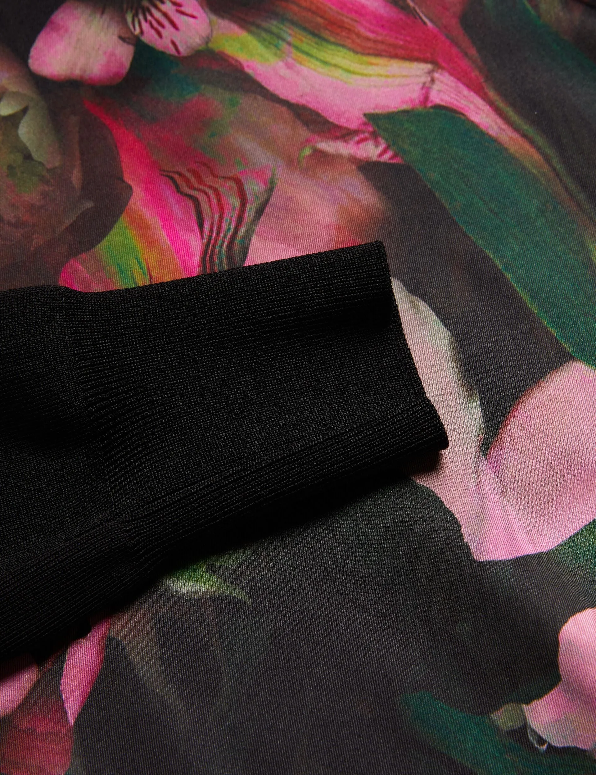 TABITHR | BLACK SoftTouchFinish Stylish accessories